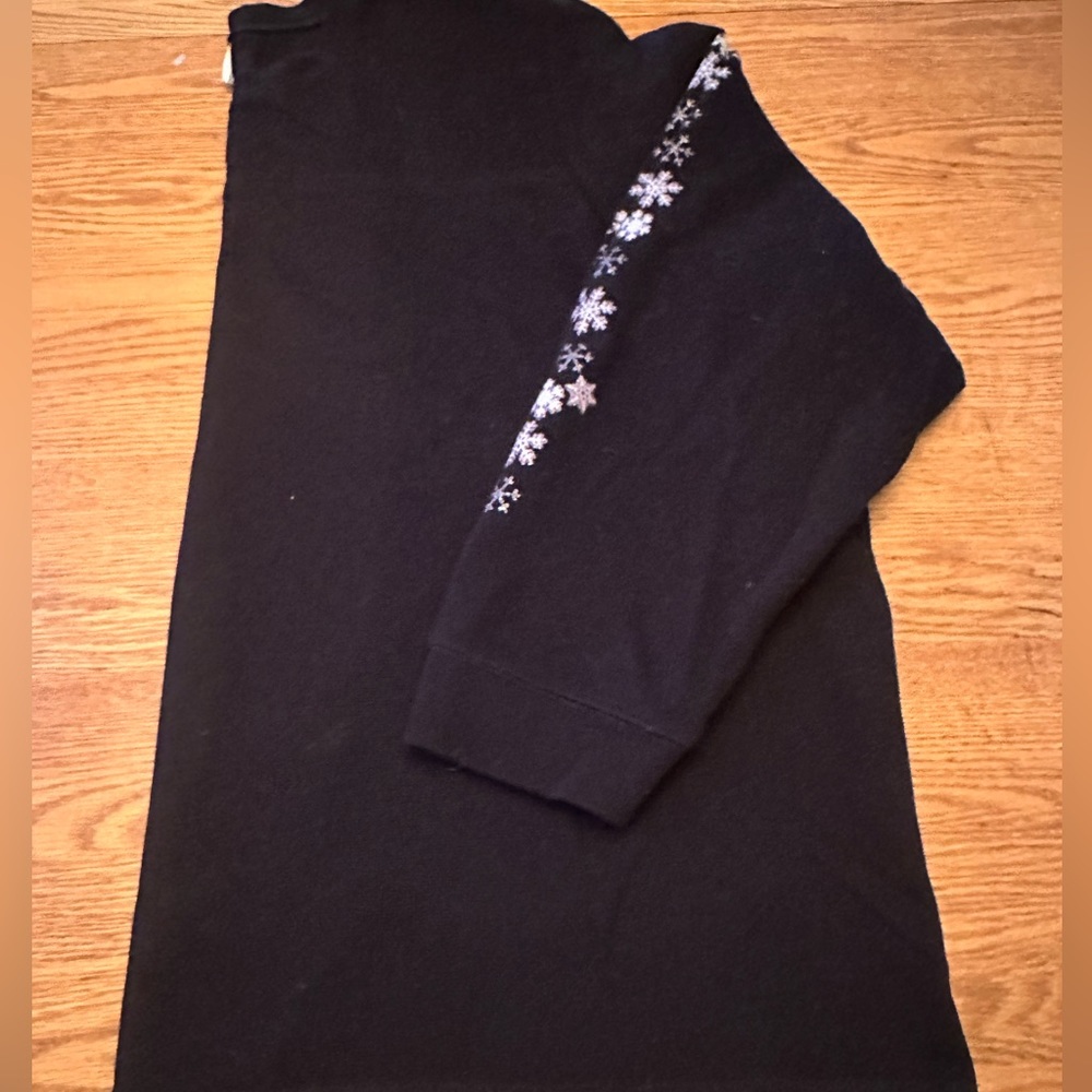 Top long sleeve black with snowflakes on sleeves Sz 30/32